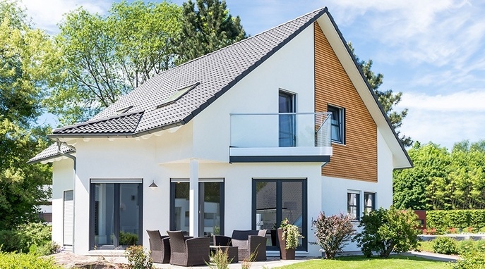 maison A shape bois et blanc avec balcon